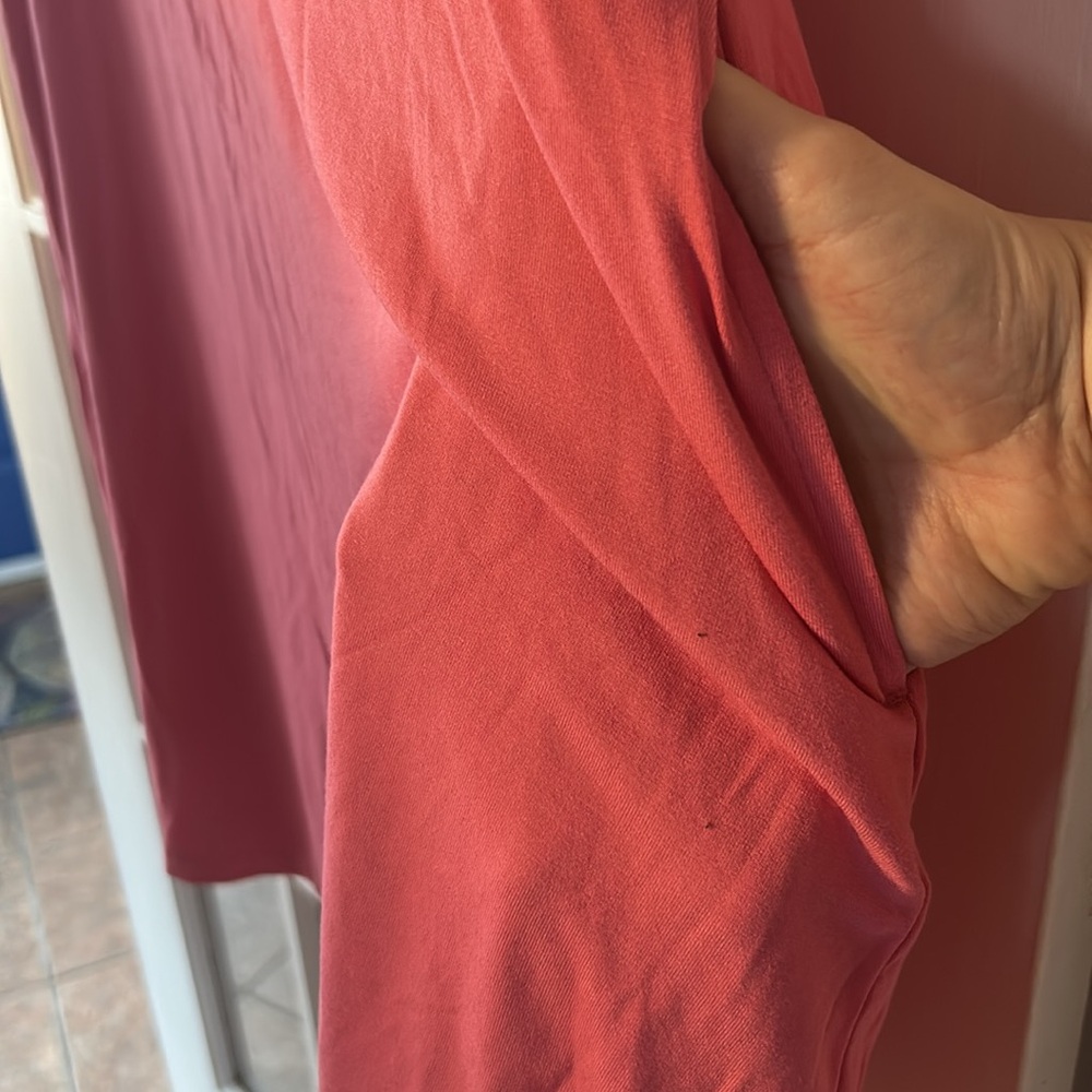 Sleeveless Flowy Dress - With Pockets - Picture 2 of 3